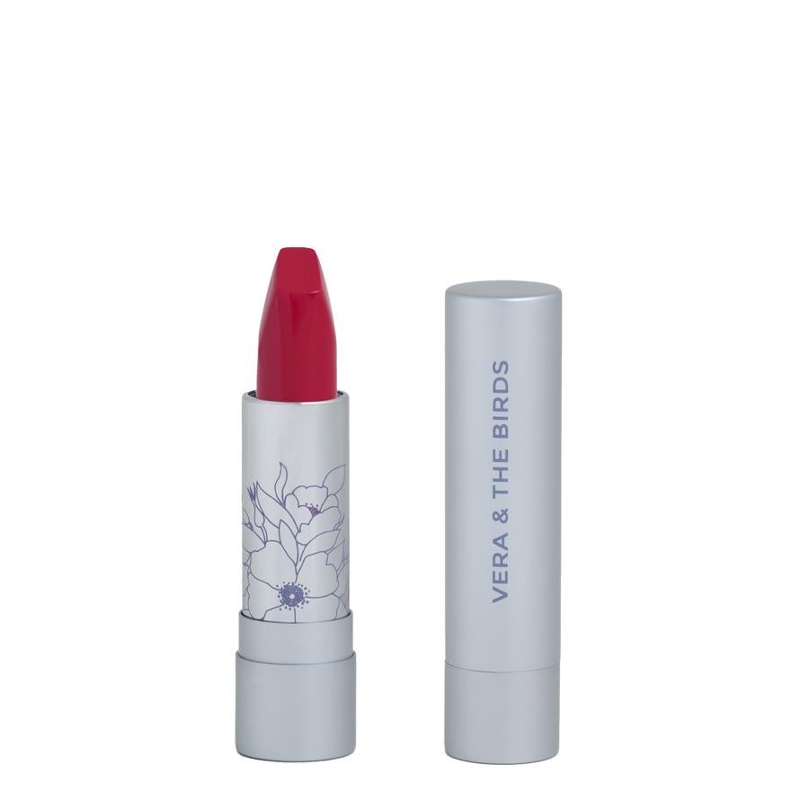 La firma española presenta un rojo clásico que favorece a todos los tonos de piel. Su textura es semi mate y proporciona a los labios una sensación de suavidad y confort. Además, su fórmula es vegana. (16 euros).