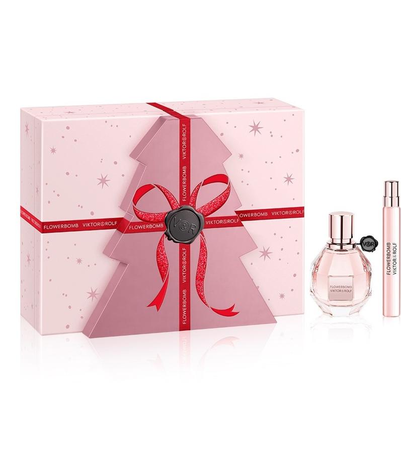 Flowerbomb, fragancia icónica de los diseñadores, se convierte en una opción de regalo para los amantes de los perfumes florales que dejan huella. Este pack está compuesto por la fragancia en formato de 50ml y una minitalla perfecta para llevar en el bolso o de viaje. (101,50 euros).