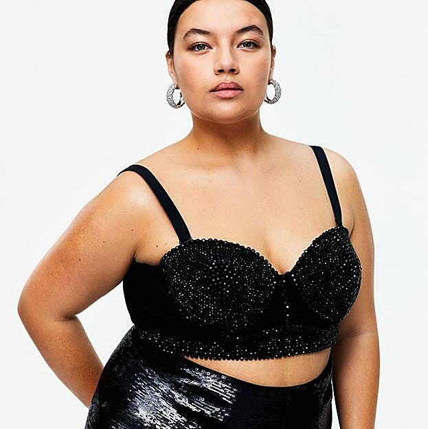 Imagen principal - Del vestido rosa que arrasa en Instagram al traje favorito de las famosas: las prendas más originales y glamurosas de la nueva colección de H&amp;M