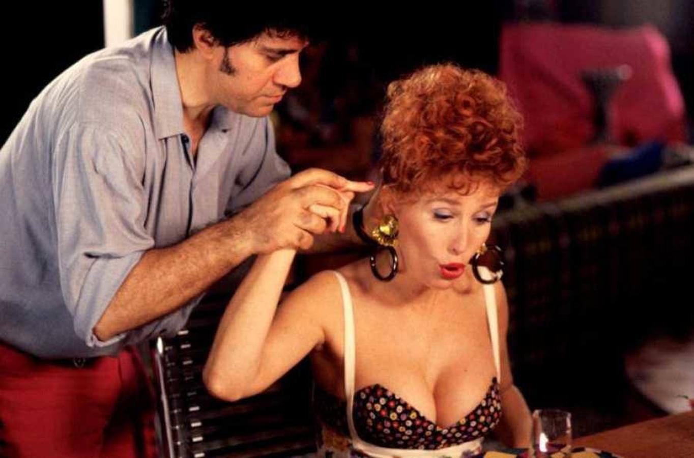 Verónica Forqué fue chica Almodóvar en tres ocasiones, todas memorables. En 'Kika' (1993), la película que le valió su cuarto Oscar, compartió protagonismo con Victoria Abril, gran amiga de la actriz, con la que volvió a coincidir en el concurso MasterChef Celebrity.