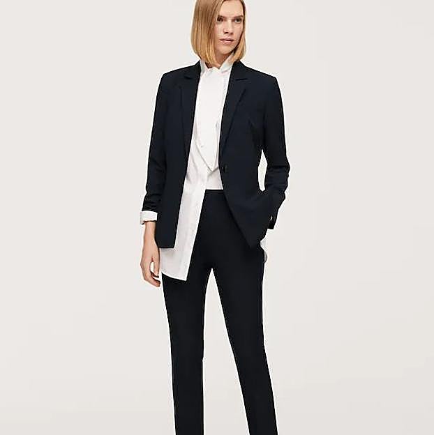 Imagen principal - Estos trajes de Mango no llegan a los 70 euros: las blazer cuestan 39.99 euros y los pantalones, entre 25.99 y 29.99 euros.