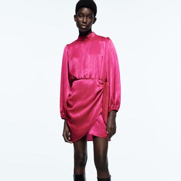 Imagen secundaria 1 - Para una cena con amigas: 1. Vestido drapeado con mangas abullonadas de Zara (39,99 euros). 2.Vestido rosa satinado con drapeados de Zara. (29,99 euros). 3. Vestido negro midi con aberturas de Mango (49,99 euros). 