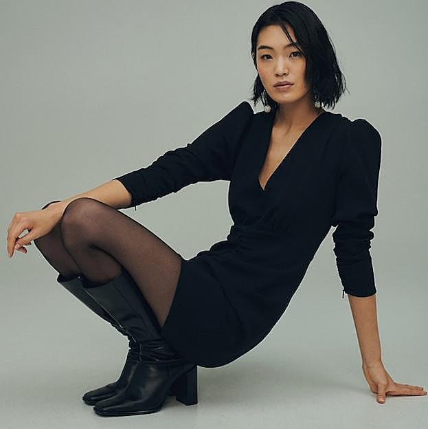 Imagen principal - Para Nochevieja: 1. Mini vestido negro con manga abullonadas de Mango (39,99 euros). Vestido cruzado con lentejuelas moradas de Zara (49,99 euros). 3. Vestido midi de punto con lentejuelas de Zara (79,99 euros) 