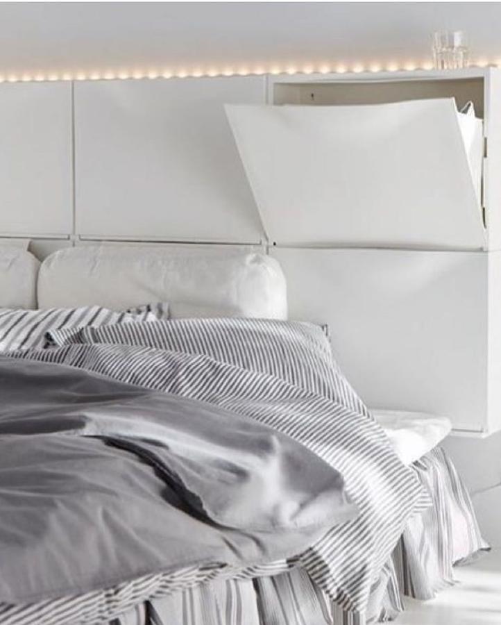 Quizá uno de los productos más feos de IKEA son los zapateros TRONES (19 euros el pack de dos), dos habitaculos plástico que no parecía poder encajar en otra cosa que no fuera un piso de estudiantes. ¡Pues no! Uniendo varios de ellos y con un poco de maña y buen gusto, te haces un cabecero de diseño.