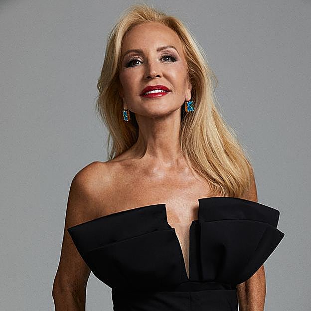 Estas son las joyas favoritas (y asequibles) de Carmen Lomana: pegan con todo, rejuvenecen y dan un toque de color muy elegante que parece de lujo