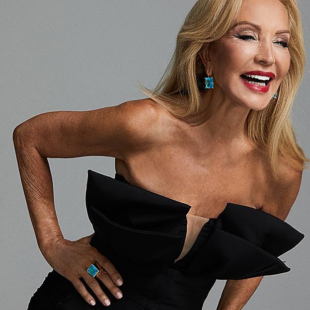 Imagen principal - Estas son las joyas favoritas (y asequibles) de Carmen Lomana: pegan con todo, rejuvenecen y dan un toque de color muy elegante que parece de lujo