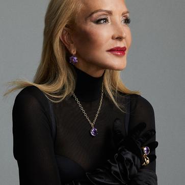 Imagen secundaria 1 - Estas son las joyas favoritas (y asequibles) de Carmen Lomana: pegan con todo, rejuvenecen y dan un toque de color muy elegante que parece de lujo