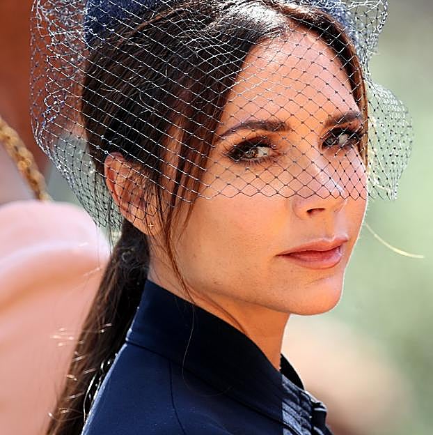 Sabemos cuál es el truco de Victoria Beckham para llevar unas cejas gruesas, definidas y perfectas sin recurrir al microblading