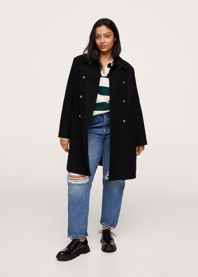 De diseño corto recto, este abrigo negro de Mango viene con cuello clásico, cierre de doble botonadura metalizada y dos bolsillos laterales al bies. Confeccionado en mezcla de lana, podemos comprarlo por 79,99 euros. 