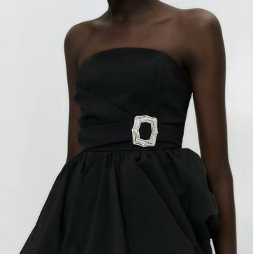 Imagen secundaria 1 - Estos son los dos glamurosos y espectaculares looks de fiesta de Uterqüe que parecen de lujo y enamorarán a todos