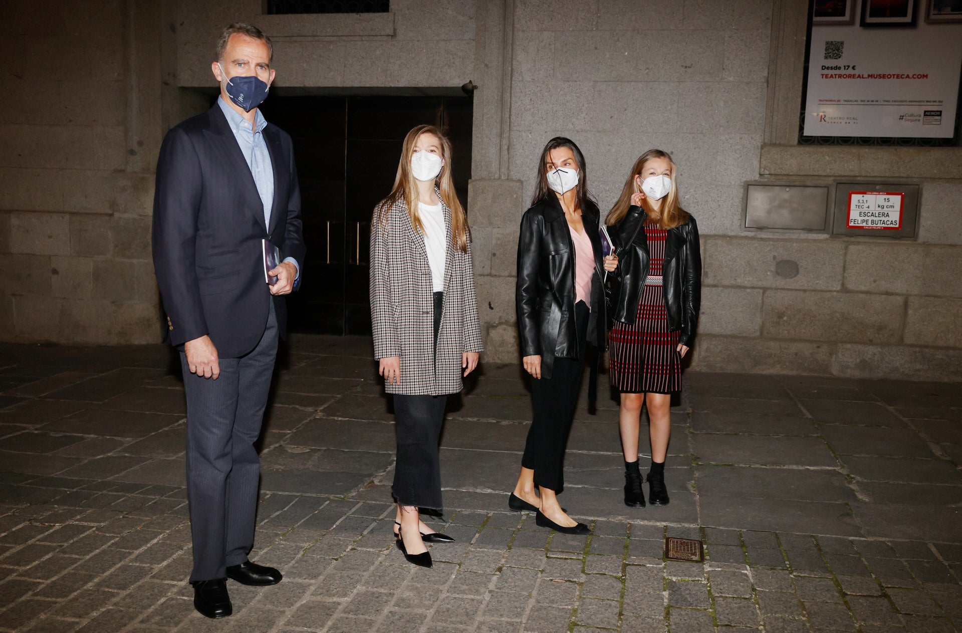 El pasado mes de mayo los Reyes y sus hijas disfrutaron de una noche de teatro, y allí descubrimos la versión más rockera de la princesa Leonor, que apostó por un minivestido combinado con biker de cuero y botines negros.