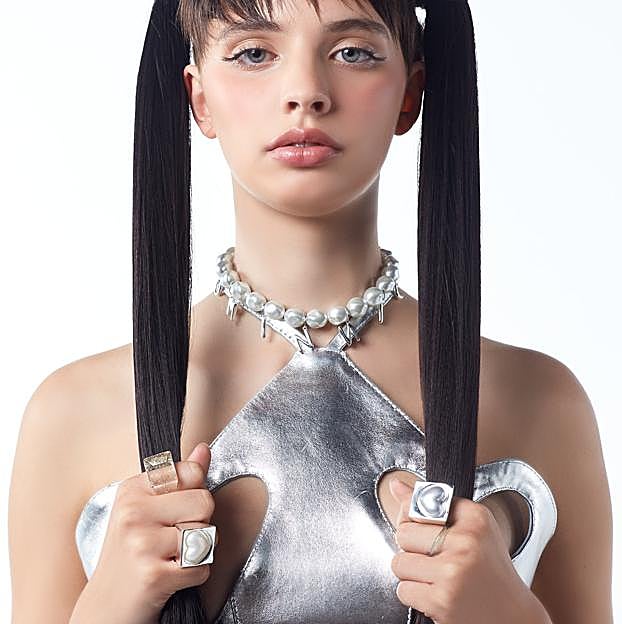 Imagen principal - Anillos de colores y collares y pulseras con charms: la colección de joyas baratísimas made in Spain que arrasa entre famosas e influencers