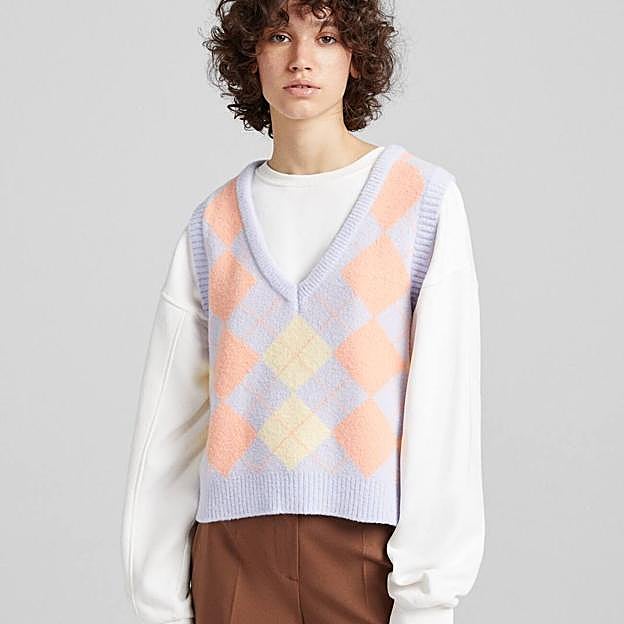 Imagen principal - Estampados o lisos: Bershka tiene los chalecos de punto en tendencia que mejoran tus looks de oficina