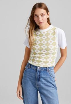 Imagen secundaria 2 - Estampados o lisos: Bershka tiene los chalecos de punto en tendencia que mejoran tus looks de oficina