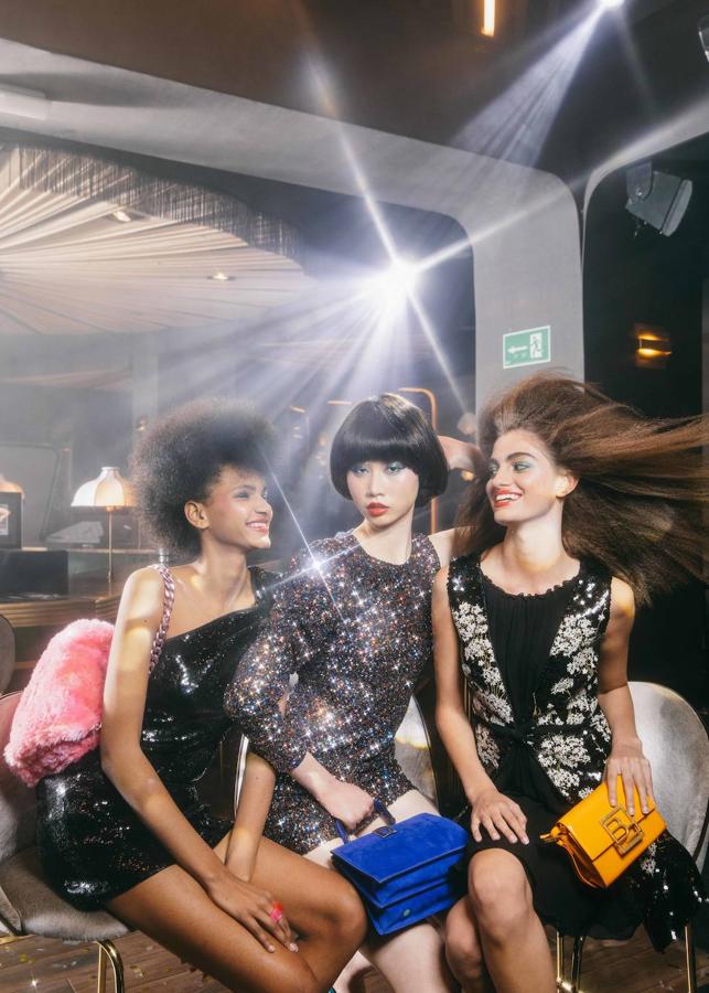 De izda. a dcha., vestido de Emporio Armani y bolso rosa y anillo, de Bimba y Lola. Vestido de Green Coast en El Corte Inglés y bolso azul, de Roger Vivier. Vestido de Giambattista Valli y bolso