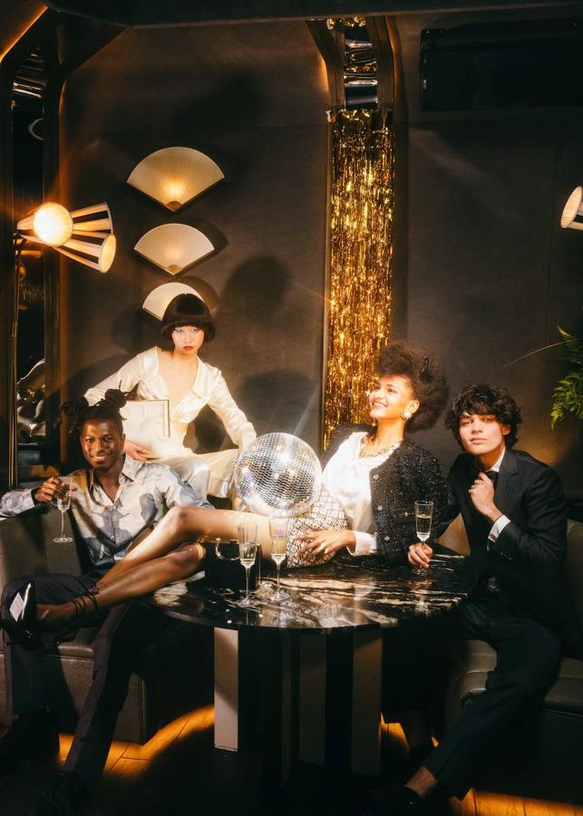 De izda. a dcha., camisa y pantalón de Dior Men. Total look de Fendi. Chaqueta, blusa y falda de Woman en El Corte Inglés; zapatos de Gloria Ortiz en El Corte Inglés; y collar, pendientes y bolso