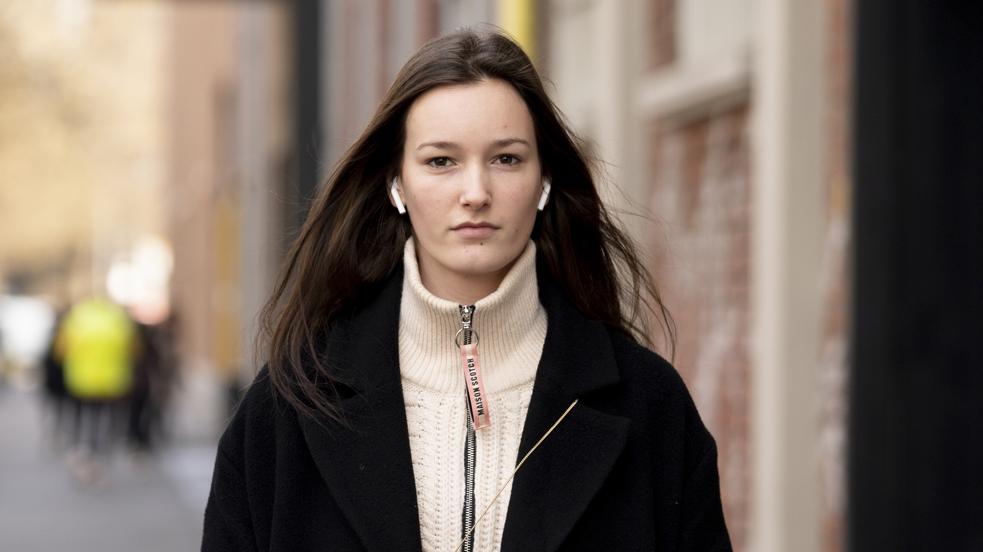 La última tendencia en punto son los jerséis con cuello cremallera que son perfectos para tus looks con pantalones