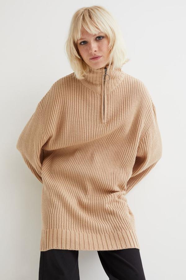 Diseño oversize en punto de canalé suave para este jersey de cuello alto con media cremallera, diseño de hombros caídos y remate ancho de canalé en puños y bajo. Podemos encontrarlo en H&M en negro, beige y crema por 24,99 euros. 