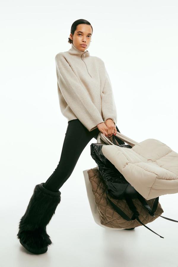 En punto suave de canalé con lana en la trama, este jersey de H&M que podemos encontrar en beige claro jaspeado o en caqui es de corte relajado con hombros marcadamente caídos y tiene cuello alto con media cremallera. Tiene un precio de 34,99 euros. 