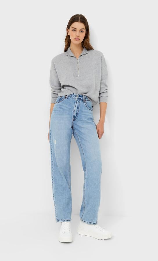 Con cuello perkins con cremallera metalizada y mangas largas, este jersey gris de Stradivarius tiene un precio de 25,99 euros. 