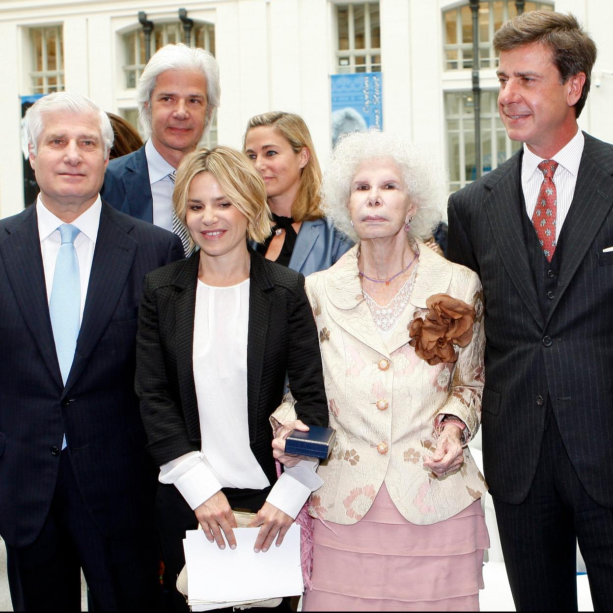 Carlos Fitz-James Staurt, junto a su hermana Eugenia, siu madre la duquesa de Alba y su hermano Cayetano Martínez de Irujo en una imagen de 2010