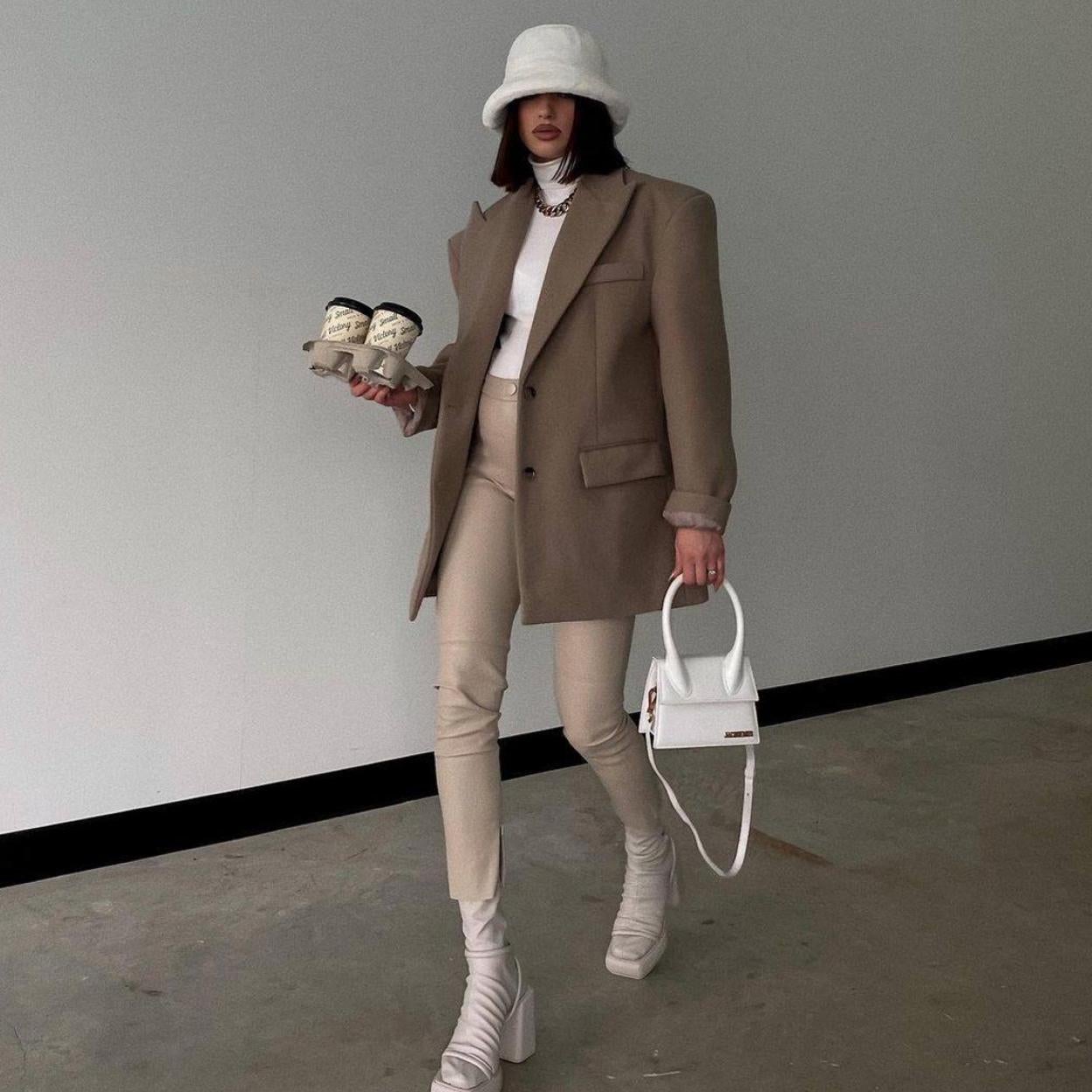 Pincha en la foto para ver las blazers en efecto piel que vas a combinar con pantalones y faldas