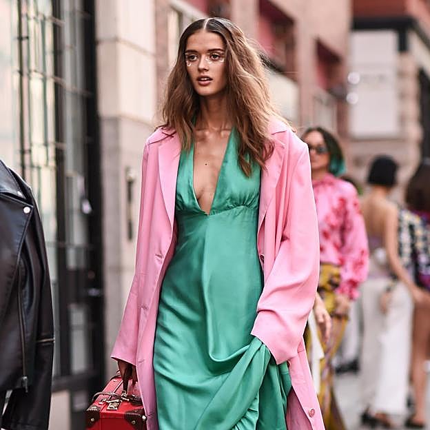 ¡Última llamada! Este vestido midi de fiesta de Pull&Bear está a punto de agotarse en sus dos colores porque estiliza y sienta de maravilla