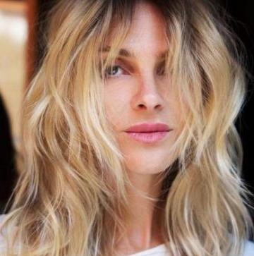 Imagen secundaria 1 - Wavy Shag, el corte de pelo para melenas onduladas y rizadas con capas y flequillo que se llevará en 2022