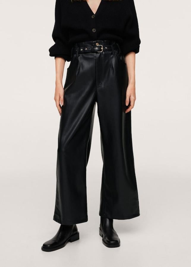 En efecto piel y diseño culotte, estos pantalones negros de tiro alto de Mango vienen con bolsillos laterales y bolsillos de plastrón en la parte trasera y cinturón a tono. Tienen un precio de 39,99 euros.