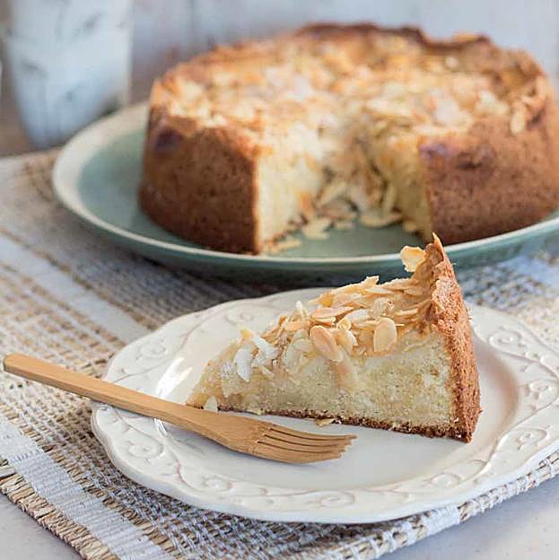 Bizcocho de yogur con manzana y costra de almendras. 