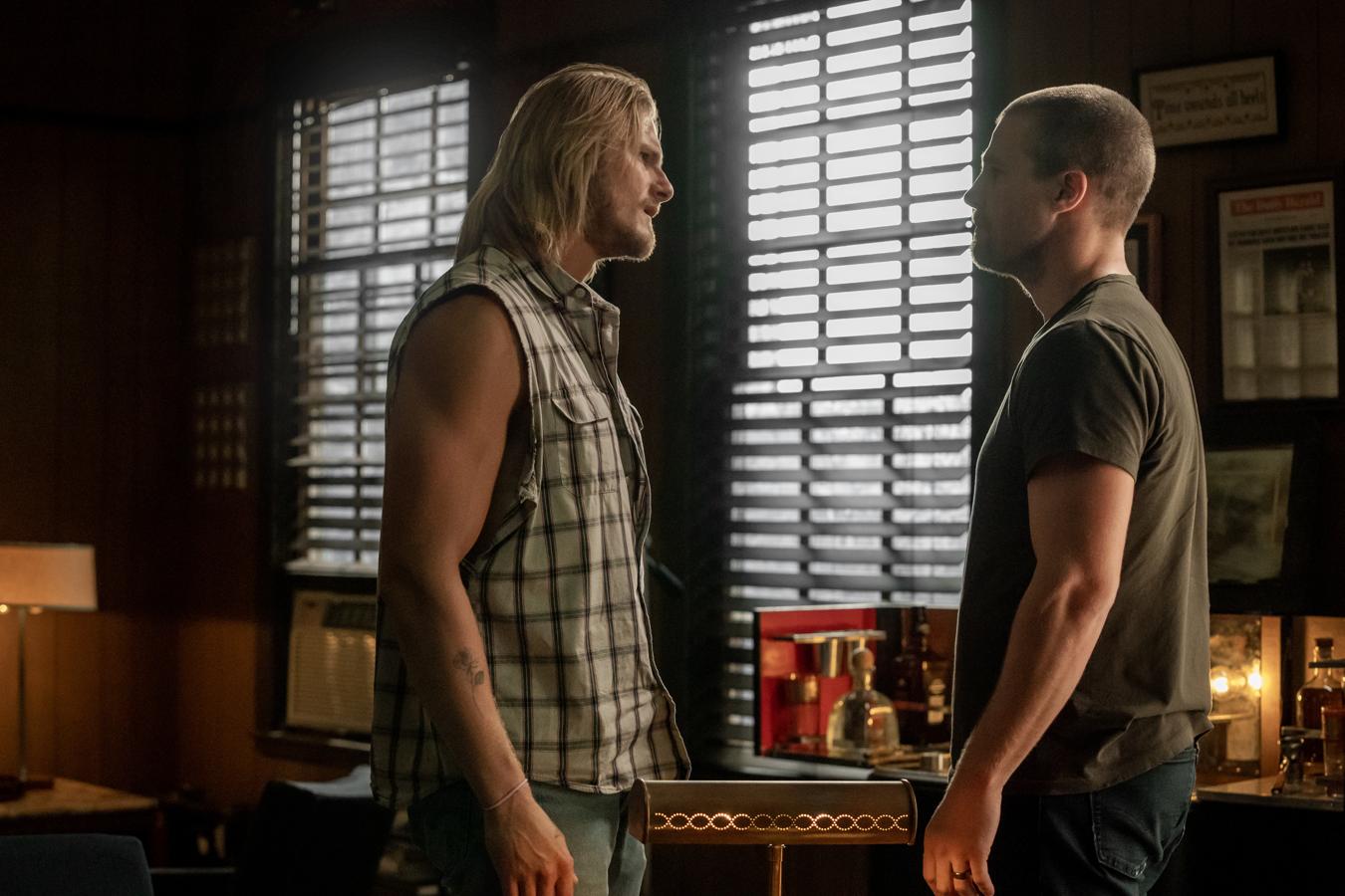 Puede que el wrestling, a pesar de que G.L.O.W ayudó a que conociésemos mejor ese particular universo, nos parezca algo demasiado ajeno. Pero en esta producción que podemos encontrar en el catálogo de Starzplay, más que una serie sobre fornidos luchadores, es un drama familiar centrado en Ace y Jack. Dos hermanos que interpretan papeles antagónicos sobre el cuadrilátero, y en su vida. A lo largo de sus 8 episodios Heels se adentra en la personalidad de cada uno de ellos, sus inseguridades y sus problemas personales, para contar una historia ambientada en la América rural en la que el concepto de familia no es precisamente idílico. Stephen Amell (Arrow) y Alexander Ludwig (Vikingos) son los protagonistas principales.