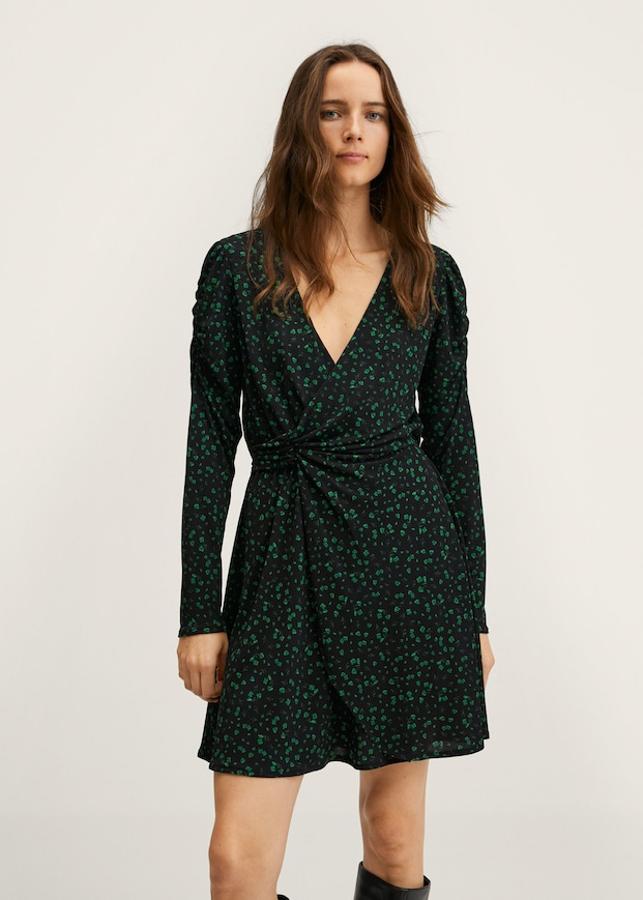 Diseño corto y estampado floral mini para este vestido de Mango con escote de pico cruzado, detalle de fruncido en la cintura y mangas largas abullonadas que podemos comprar por 25,99 euros. 