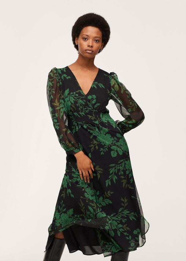 Diseño recto largo para este vestido negro con estampado floral en verde de Mango que está confeccionado en tejido de gasa y viene con escote de pico, mangas largas con puños abotonados y fruncido elástico en la cintura. Tiene abertura en la espalda y cuesta 39,99 euros. 
