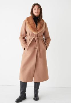 Imagen secundaria 2 - Abrigos con cuello de pelo, la tendencia más buscada del momento, que podrás seguir llevando en 2022