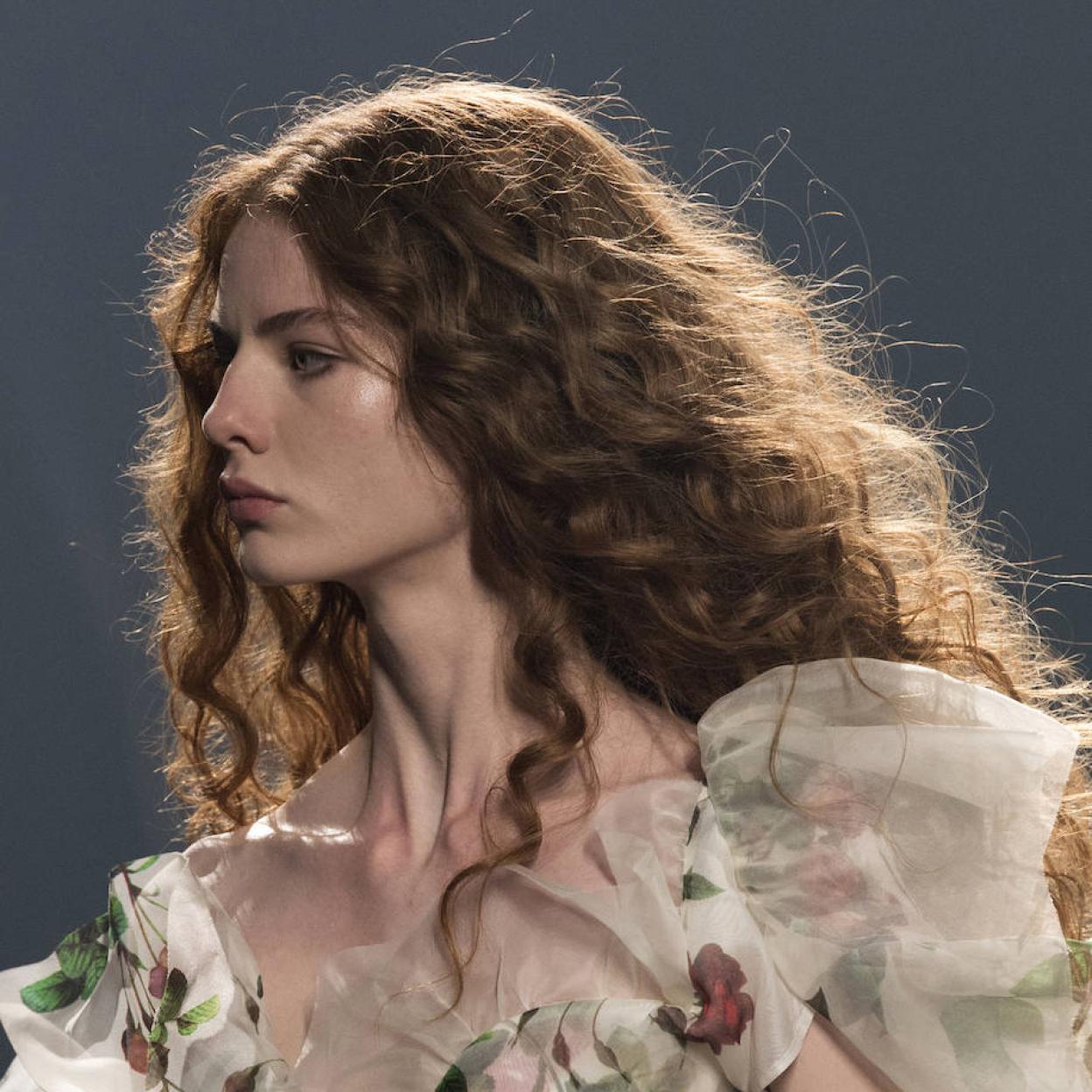 Pincha en la foto para ver los cosméticos antienvejecimiento de gran eficacia que no pueden faltar en la rutina de cuidado facial de las mujeres de más de 50 años (y que las influencers de piel madura adoran)