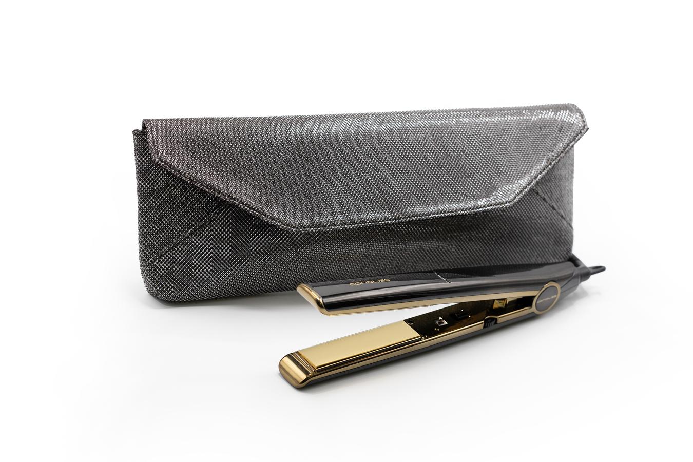 La plancha C3 de Corioliss (189 euros) está diseñada para profesionales de la peluquería y consigue resultados excepcionales gracias a su diseño de líneas delgadas y placas de titanio extra largas, que garantizan un alisado elegante en una sola pasada. El control de temperatura digital junto con la tecnología iónica y de calor por infrarrojos permiten mimar la salud de tu cabello.