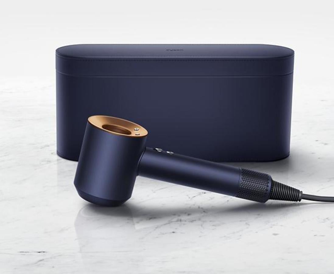 El secador de pelo Dyson Supersonic (399 euros) es todo un éxito porque genera un flujo de aire controlado de alta presión y alta velocidad. Es muy fácil de manejar, es más silencioso que otros y regula de forma inteligente el calor para evitar los daños producidos por el calor extremo. Y su último accesorio para secar mientras eliminas el encrespamiento arrasa entre los peluqueros profesionales.