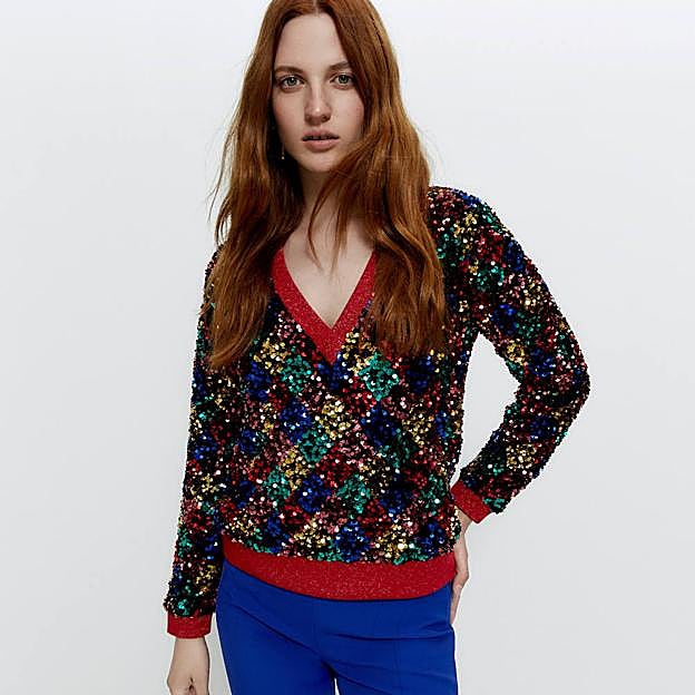 Imagen principal - Esta es la sudadera de lentejuelas más bonita con efecto rejuvenecedor con la que causarás furor en looks de día o noche