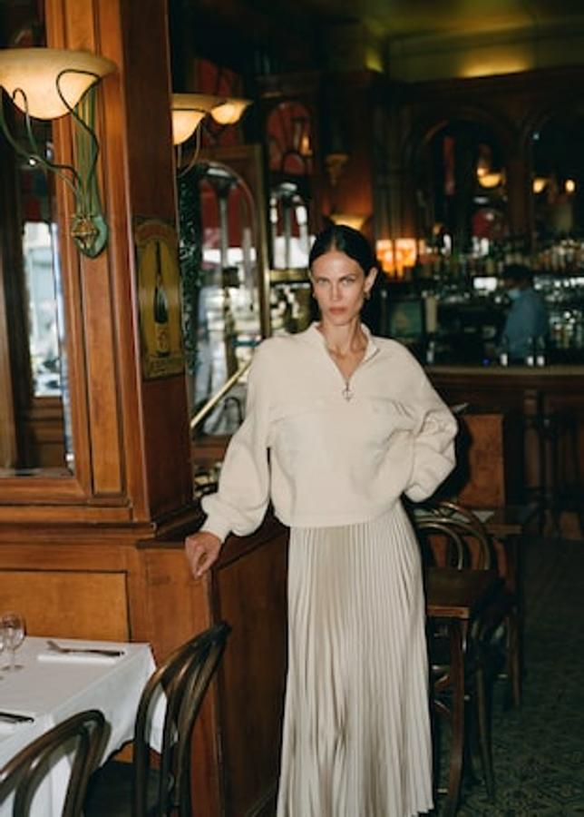 Con bolsillos de solapa a tono en la pechera y cuello alto con cierre de cremallera, este jersey de punto que podemos encontrar en verde pastel y en beige con mangas largas acabadas en puños elásticos costaba 39,99 euros y ahora podemos comprarlo por 29,99 euros.