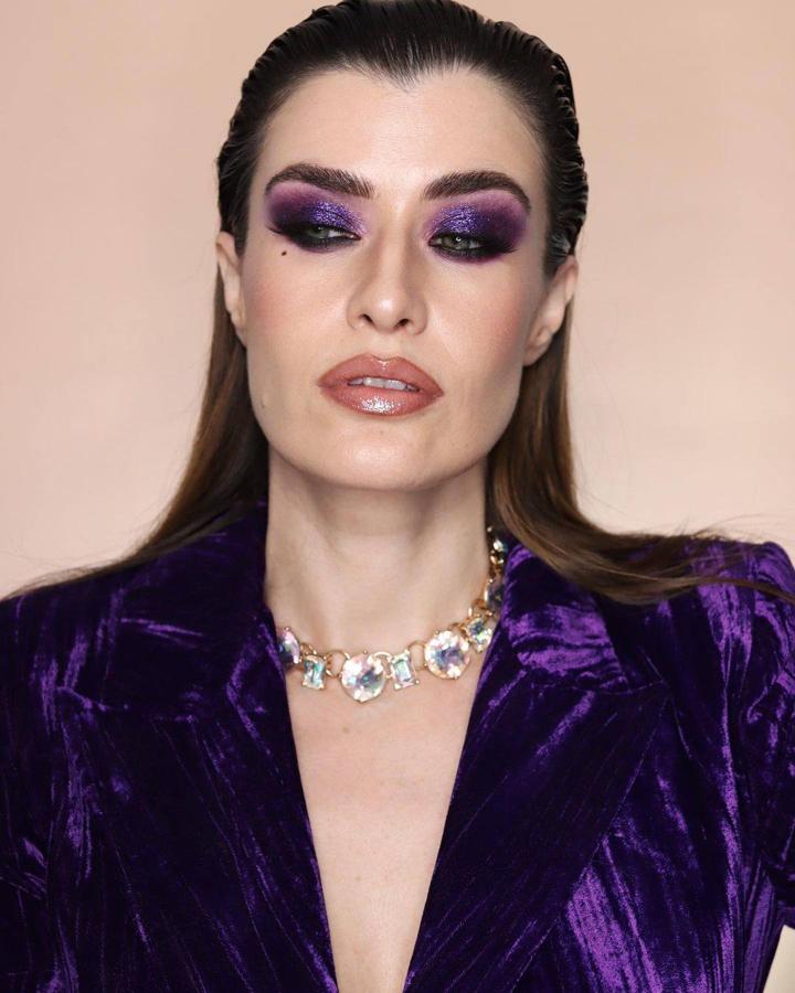 Si eres amante de la película House of Gucci y te gustan las sombras a todo color, este look en tonos morados será tu opción perfecta para despedir el año. La influencer, especializada en maquillaje, se inspira en el look que llevó la protagonista del film, Lady Gaga, a su estreno en Londres.