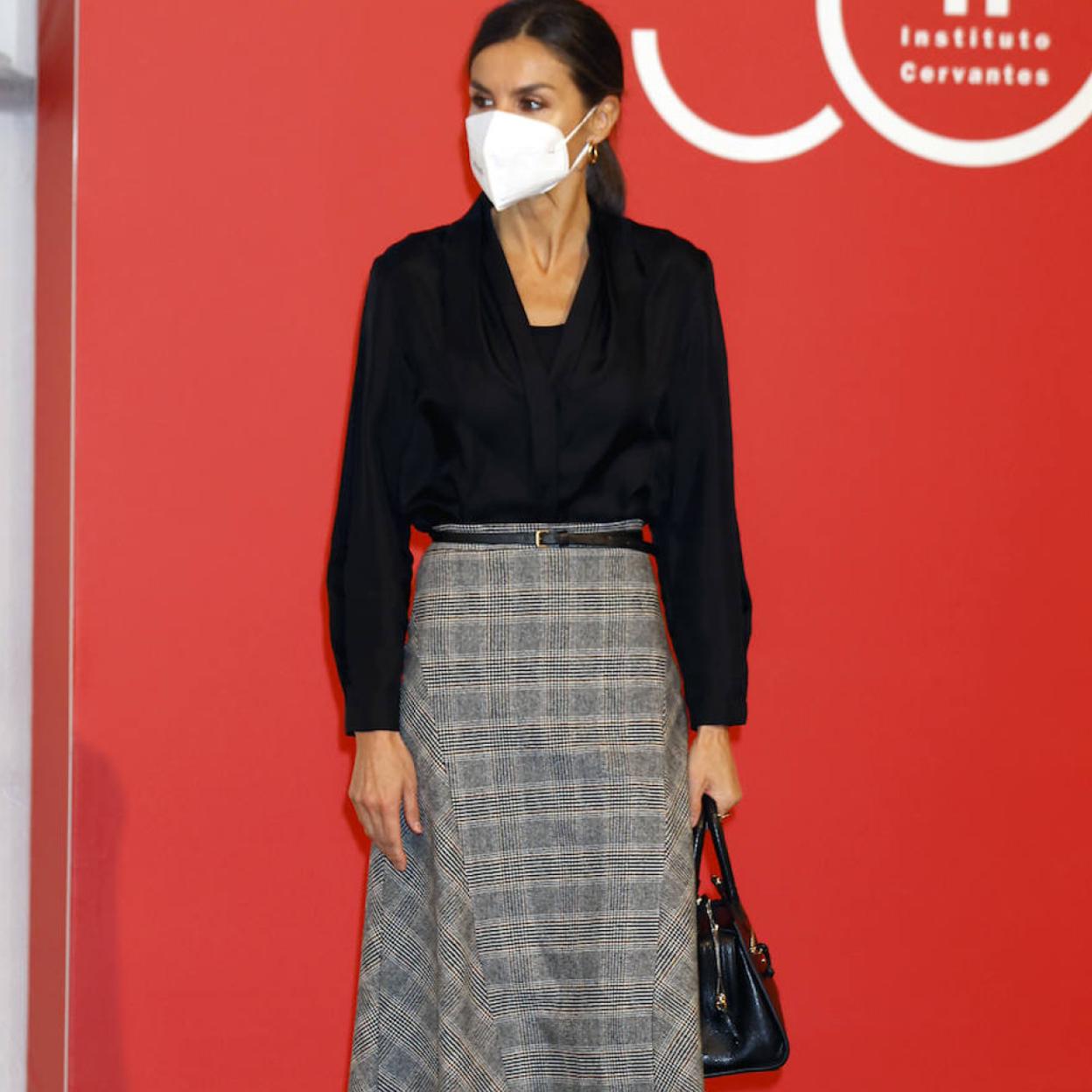 Pincha en la foto para ver 11 bolsos negros por menos de 20 euros que son perfectos para regalar o para combinar con todo