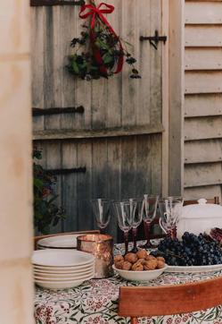 Imagen secundaria 2 - El mantel de lino con cenefa estampada cuesta 59.99 euros y las servilletas, 12.99 euros. Los platos cuestan 4.99 euros la unidad, igual que los cubiertos, y las copas con base de color, 4.99 euros. Las sillas cuestan 129 euros cada una.