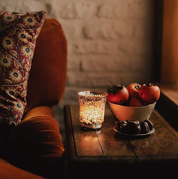 Imagen principal - El portavelas cuesta 7.99 euros en Zara Home, el bowl de cerámica, 7.99 euros y el plato, 4.99 euros. Las copas con base de color cuestan 4.99 euros la unidad, y las piezas de la vajilla blanca de cerámica, 4.99 euros cada pieza. La sopera cuesta 29.99 y el mantel estampado, 39.99 euros. Los adornos del árbol de Navidad están disponibles desde 4.99 euros.