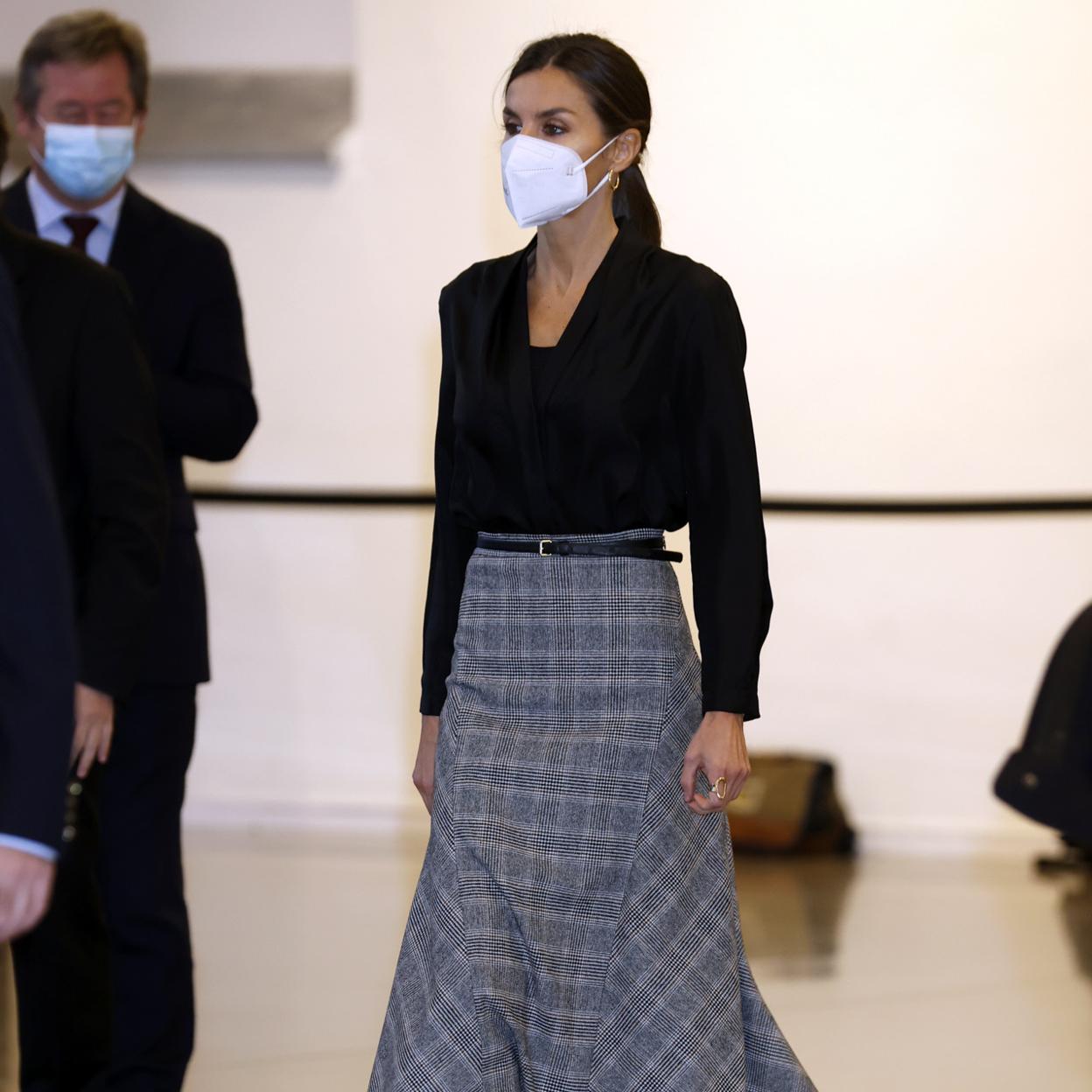 Pincha en la imagen para ver las faldas estampadas que acaban de llegar a Mango y son perfectas para tus looks con jersey de punto y blazer.