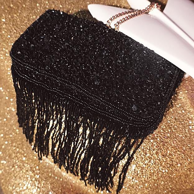 Imagen principal - 1. Bolso negro con flecos de Zara (25,99 euros). Bolso de fiesta de color naranja de Zara (35,99 euros). Bolso acolchado en color morado con detalles joya de Zara (29,99 euros). 