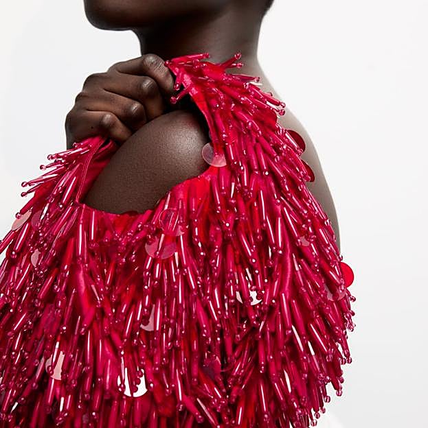 Imagen principal - 1. Bolso de mano con abalorios de color fucsia de Zara (35,99 euros). Bolso de mano en tejido satinado de Zara (25,99 euros). Bolso de mano con kentejuelas rosa fucsia de Zara (29,99 euros). 