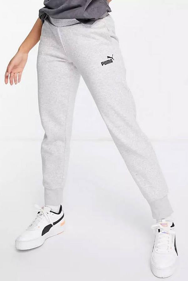 En Asos puedes encontrar un modelo de puma en color gris. Tiene una cinturilla elástica y el bajo acabado en puños de canalé. Su precio era de 45,99 €, pero está rebajado a 22,95 €.