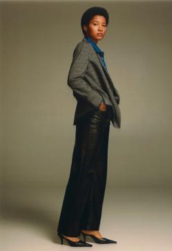 Imagen secundaria 2 - Zapatos destalonados de piel de la nueva colección de Mango. En rosa, verde y negro (59,99 euros).Para llevar con tus pantalones wide leg preferidos. 