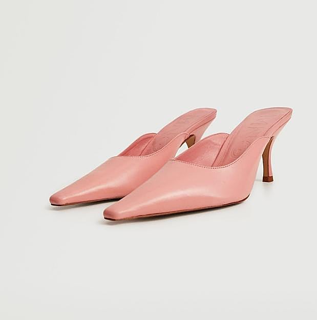 Imagen principal - El rosa es aparentemente la opción más atrevida, pero a la que más partido sacarás cuando suban ligeramente las temperaturas. Zapatos destalonados de piel de Mango (59,99 euros): 