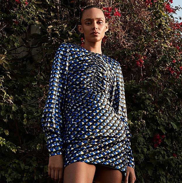 Imagen principal - Aquí está el vestido de fiesta de Zara más buscado del momento que está a punto de agotarse (y no lleva brillos ni lentejuelas)